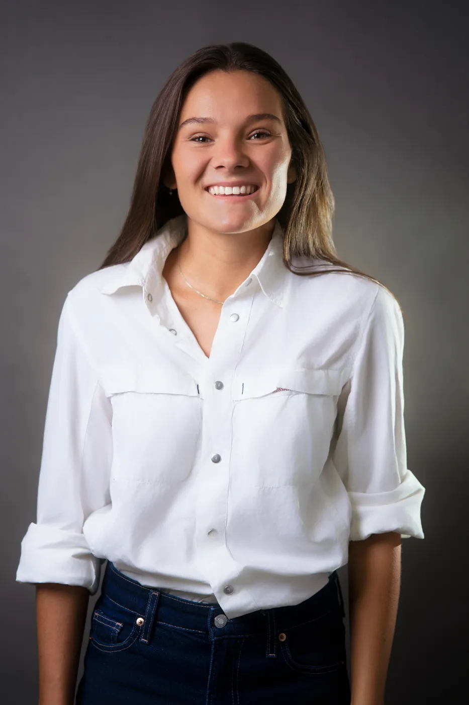 Portrait studio femme souriante — photographe portrait Seine-et-Marne