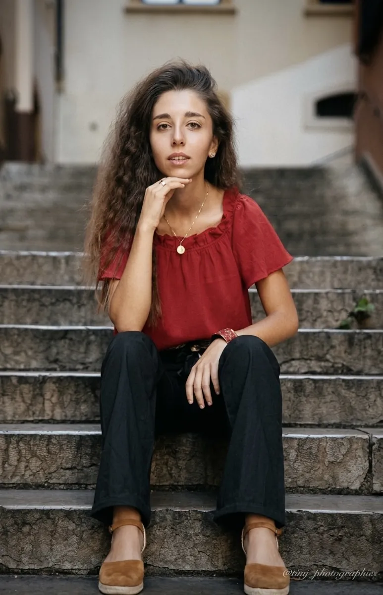 Portrait naturel femme en extérieur urbain — photographe portrait Seine-et-Marne